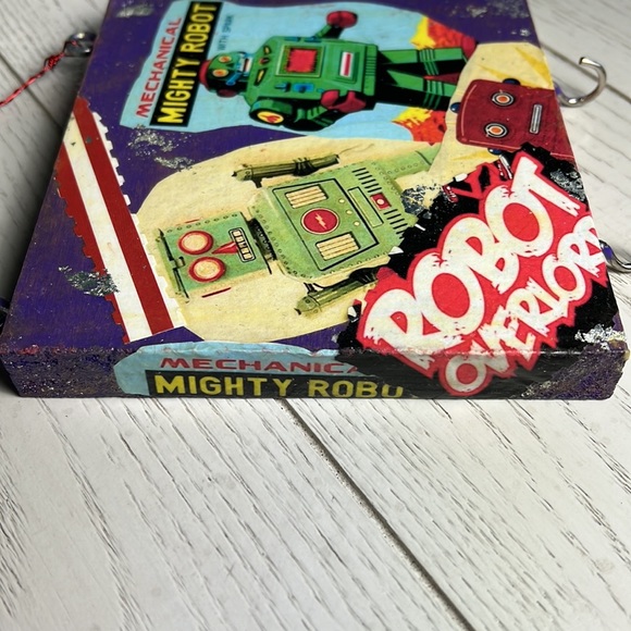 Wooden Robot Wall Key Holder - Picture 3 of 4